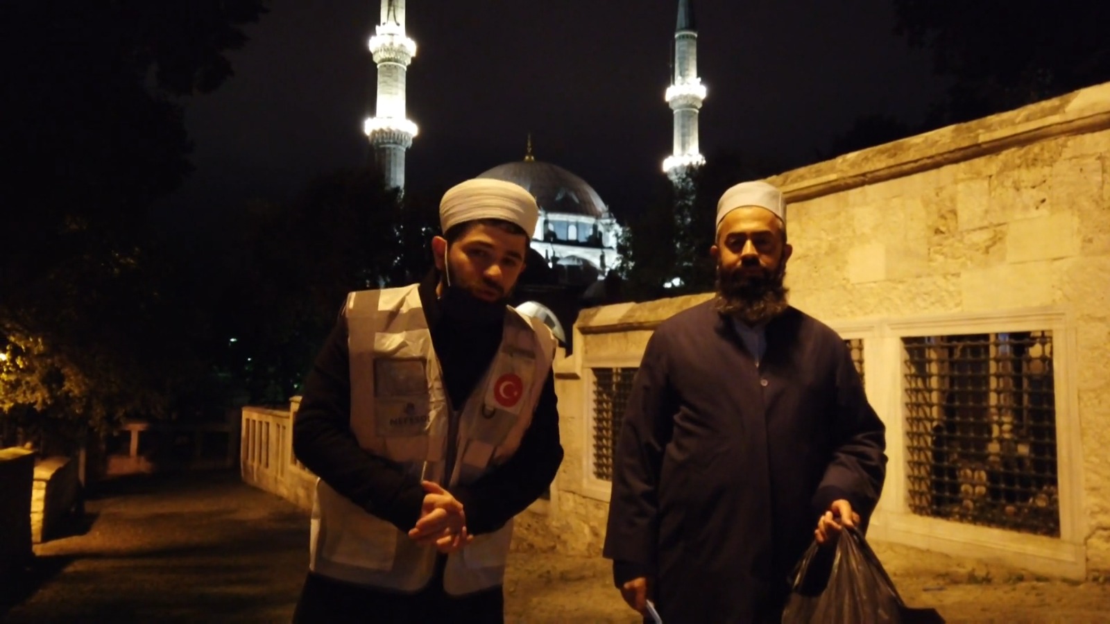 Sokaklarda Kalanlara Mont Dağıtımı